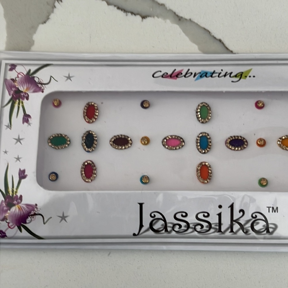 Oval size bindi - Picture 2 of 4